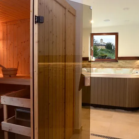 호텔 Restaurace A Penzion Pod Hradem 즐린